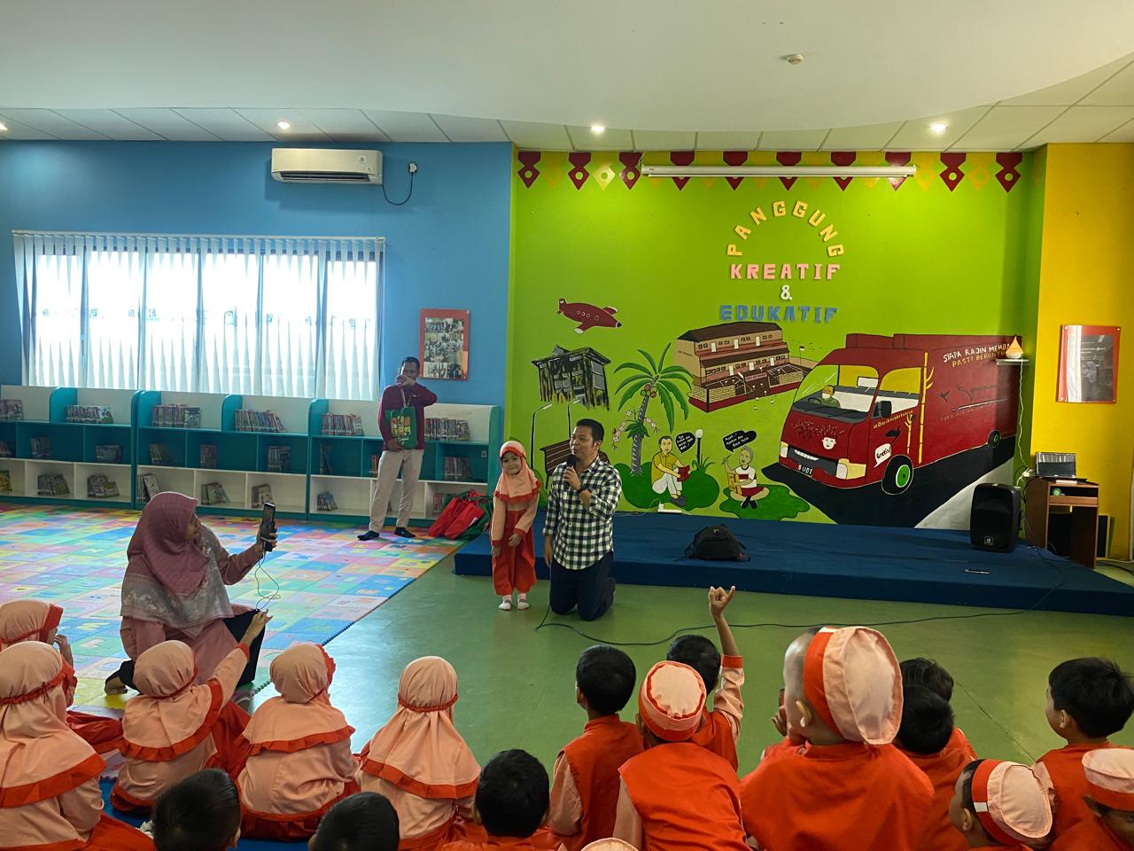 Wisata LiterAsyik Ke Perpustakaan Jakarta Timur Bersama TKI Al-Istiqomah